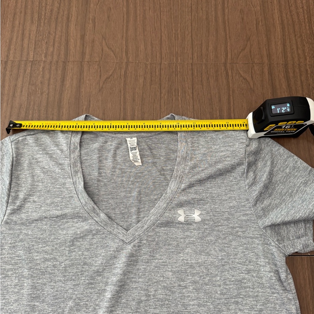 Under Armour T Shirt Women’s Small Gray HeatGear Semi Fitted V Neck Short Sleeve - Picture 5 of 8